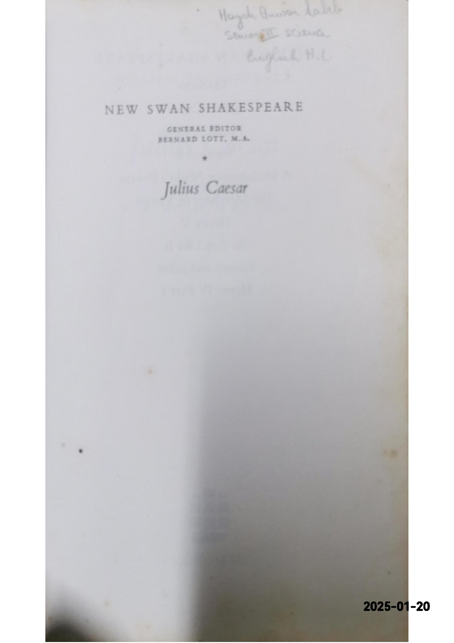 Julius Caesar (New Swan Shakespeare Series) Paperback – January 1, 1986 by William Shakespeare (Author), H. M. Hulme (Author)