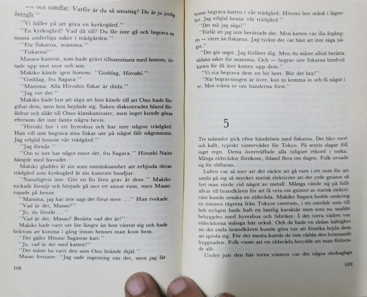 Inbjudan från en okänd och andra japanska kriminalnoveller* av Queen, Ellery (red.) Inbunden bok.  Mycket gott skick. I urval och med förord av Ellery Queen. Inb med skyddsomslag, 289 sidor. Bokförlaget Bra Böcker (Ungern, 1980).