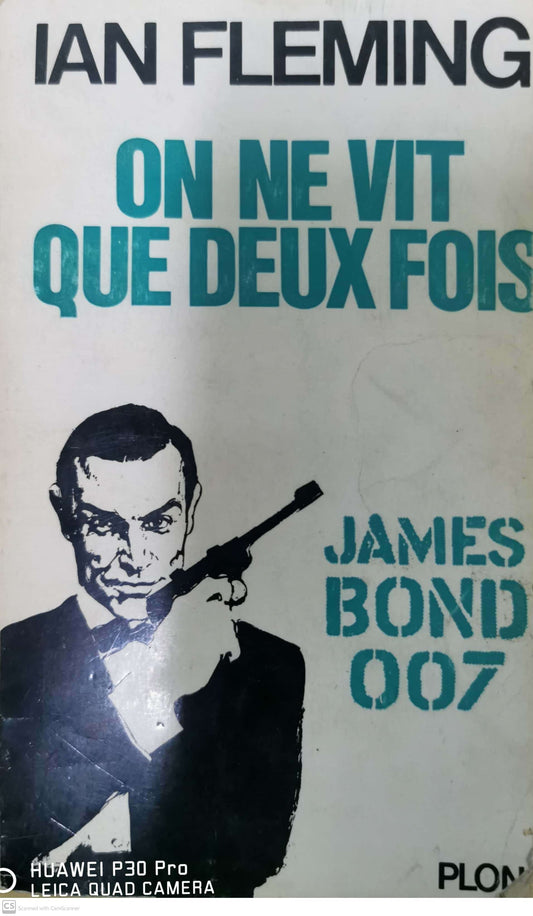 On Ne Vit Que Deux Fois Paperback –French Edition  by Ian Fleming